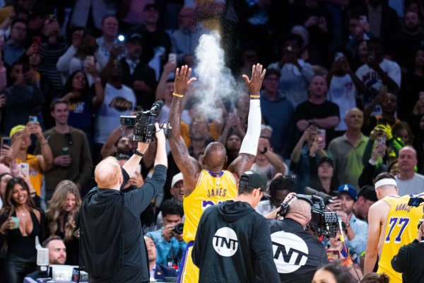Why did Zhan throw magnesium powder before the game? Revealing NBA players  obsession with applying rosin powder & hand cream before the game